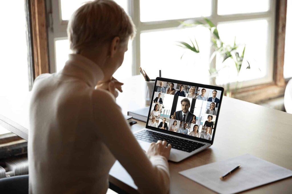 Osoba uczęszczająca na spotkaniu online na laptopie